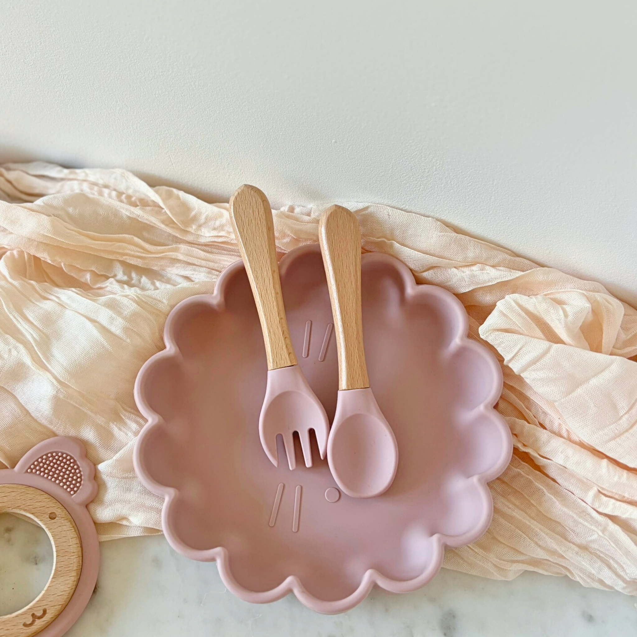  Assiette silicone fleur rose et couverts bois pour repas bébé 