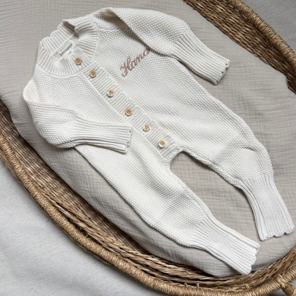 Combinaison bébé en maille de coton avec boutons en bois naturel, prénom brodé