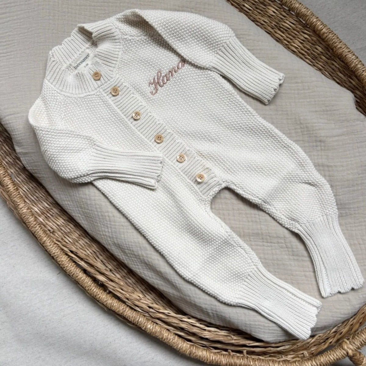 Combinaison bébé en maille de coton avec boutons en bois naturel, prénom brodé