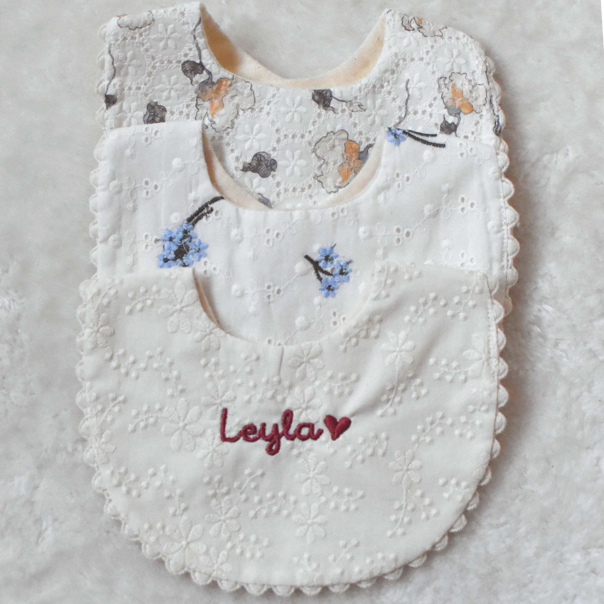 Bavoir chic personnalisé - Prénom brodé & col raffiné