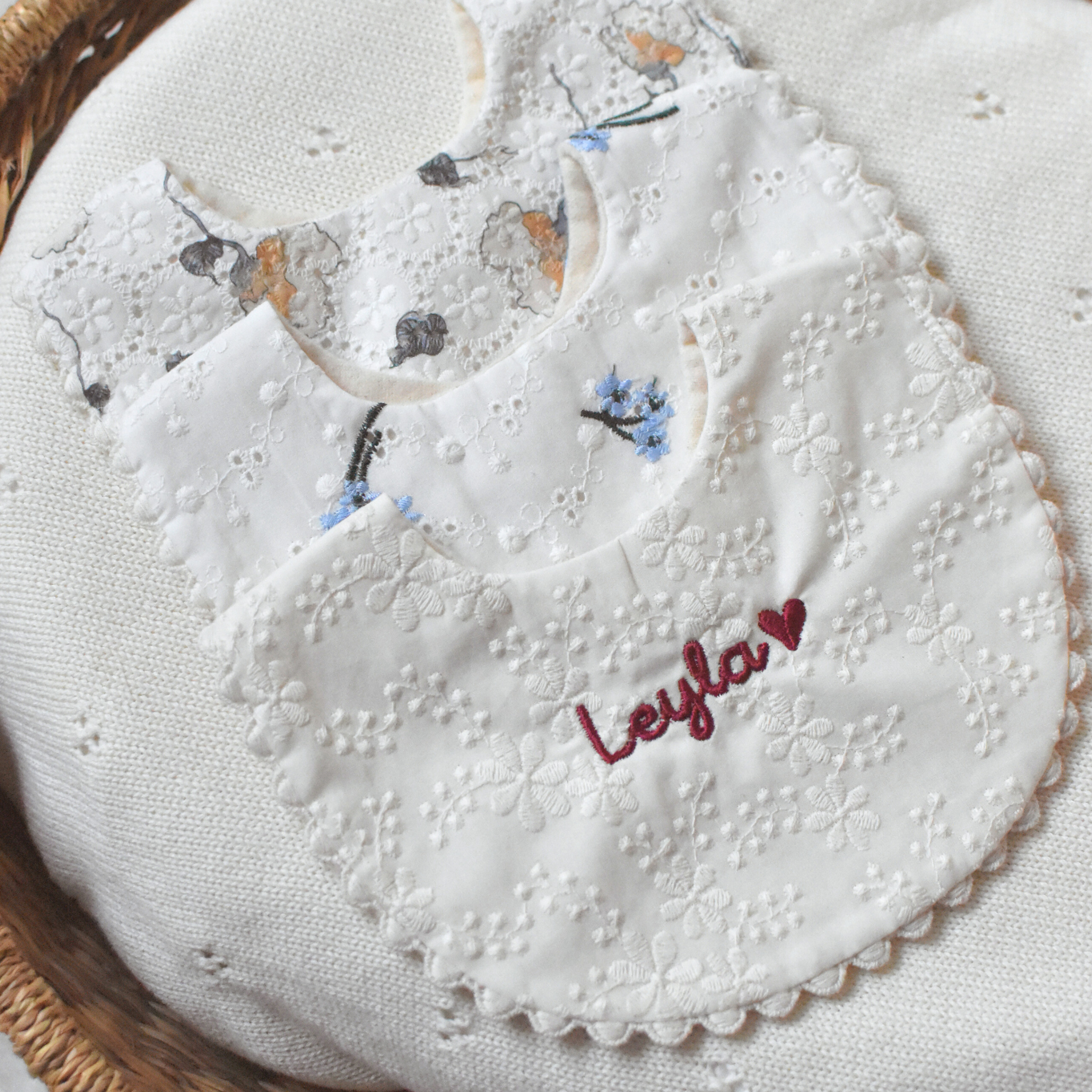 Bavoir chic personnalisé - Prénom brodé & col raffiné