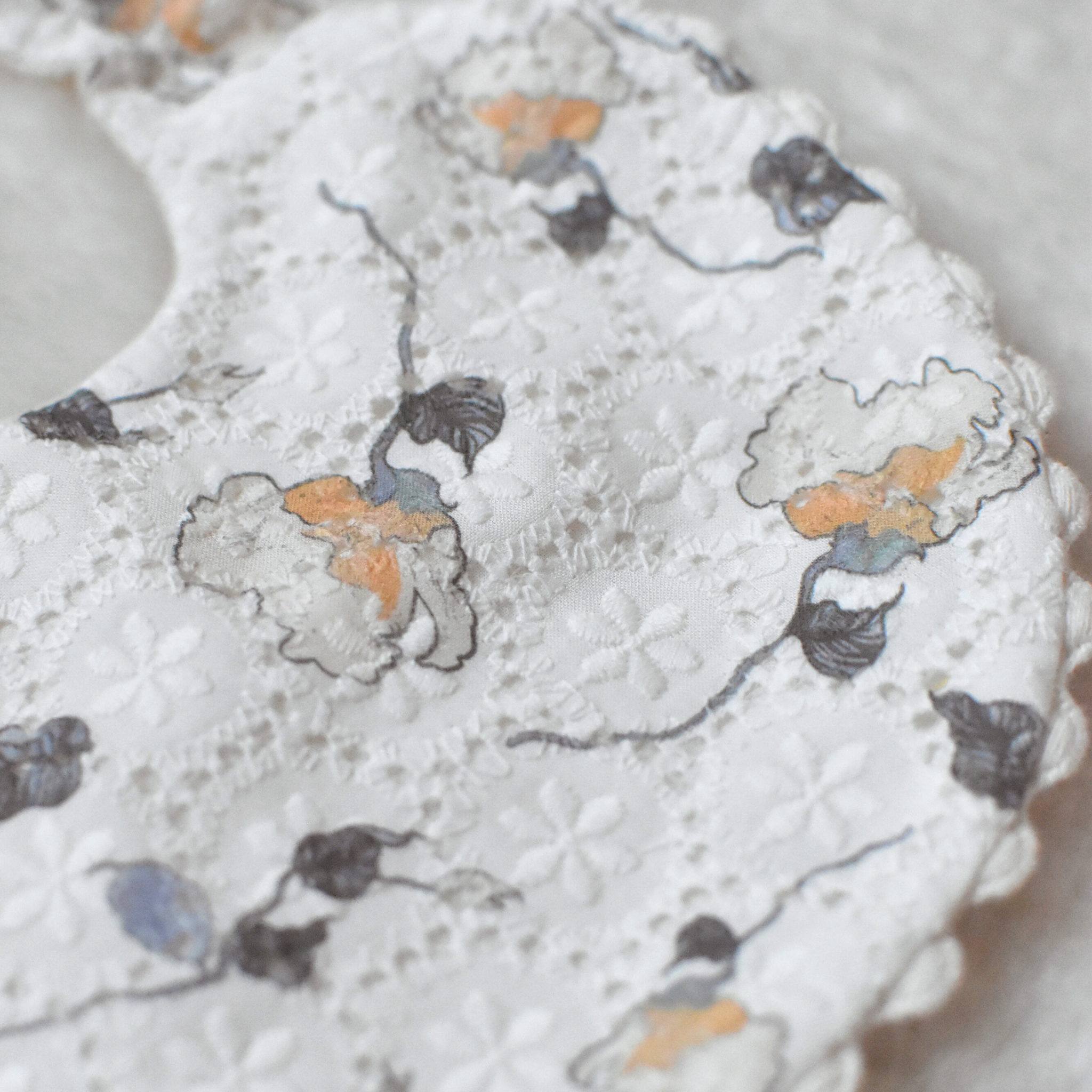 Bavoir chic personnalisé - Prénom brodé & col raffiné