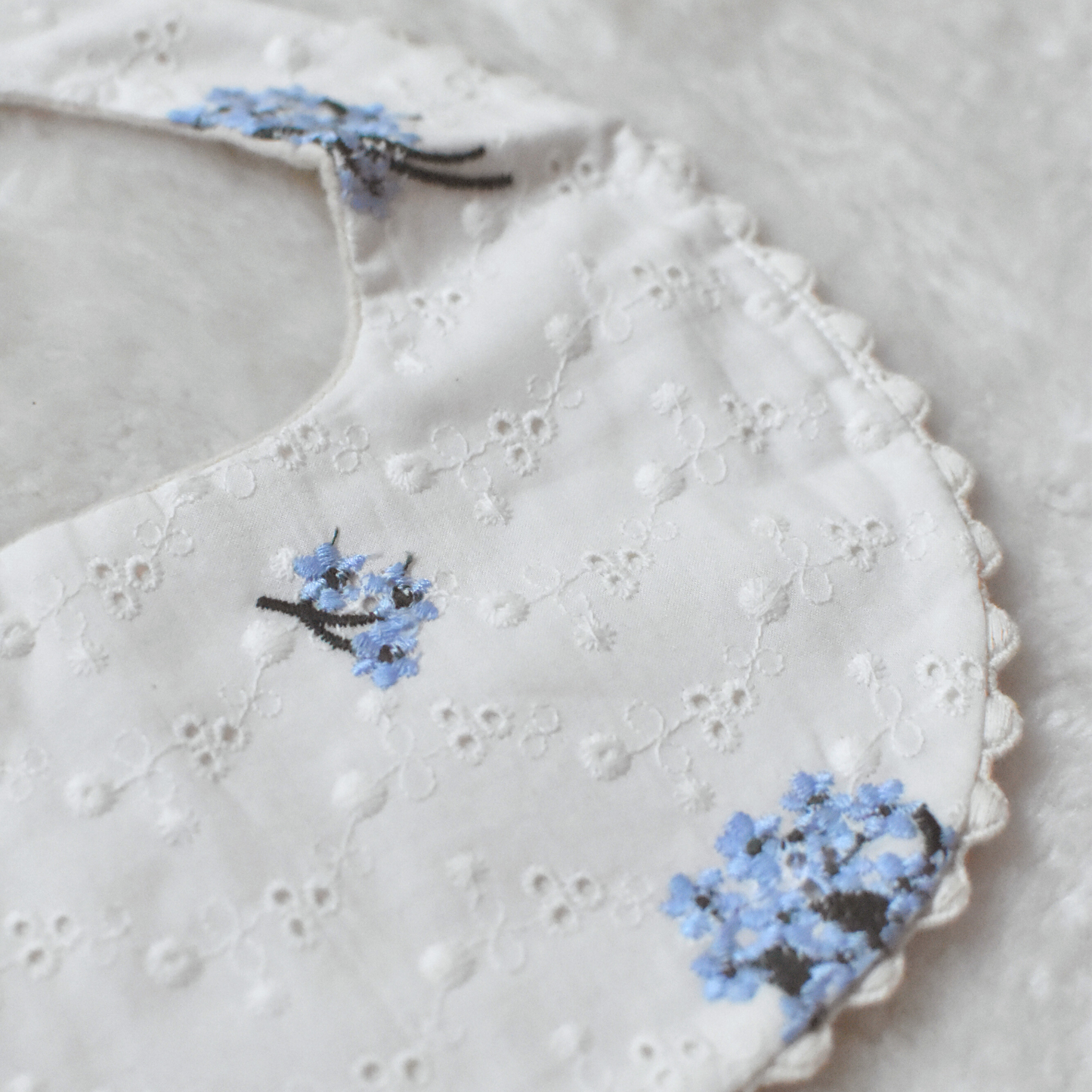 Bavoir chic personnalisé - Prénom brodé & col raffiné