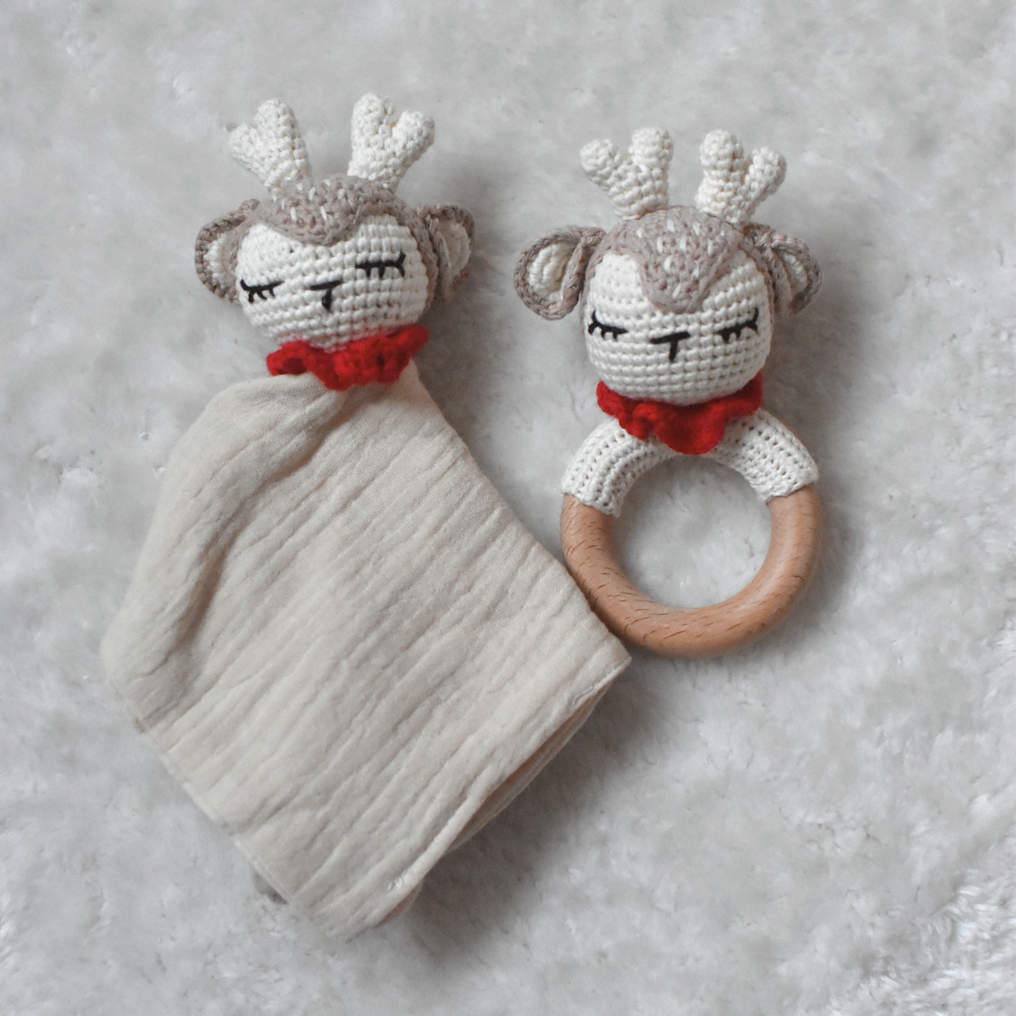Lot Complice – Doudou & Hochet assortis en coton & croche