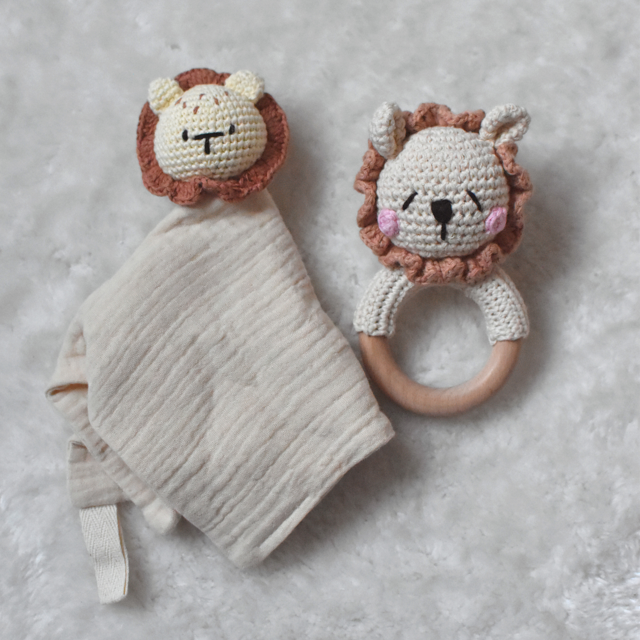 Lot Complice – Doudou & Hochet assortis en coton & croche