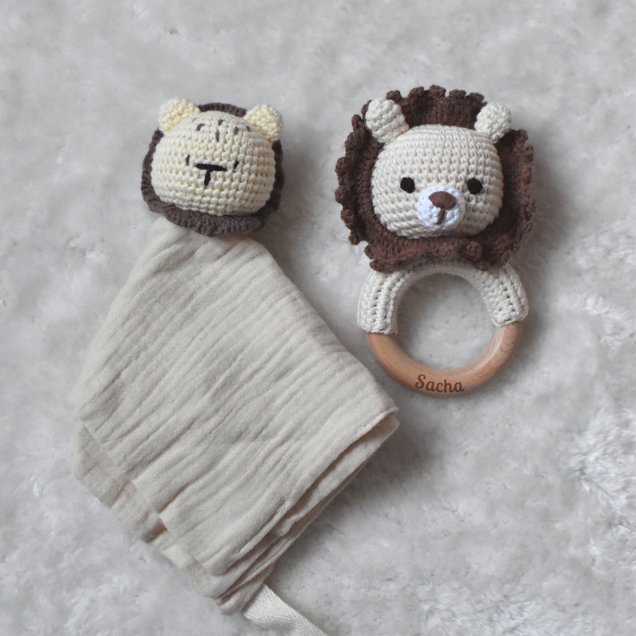 Lot Complice – Doudou & Hochet assortis en coton & croche