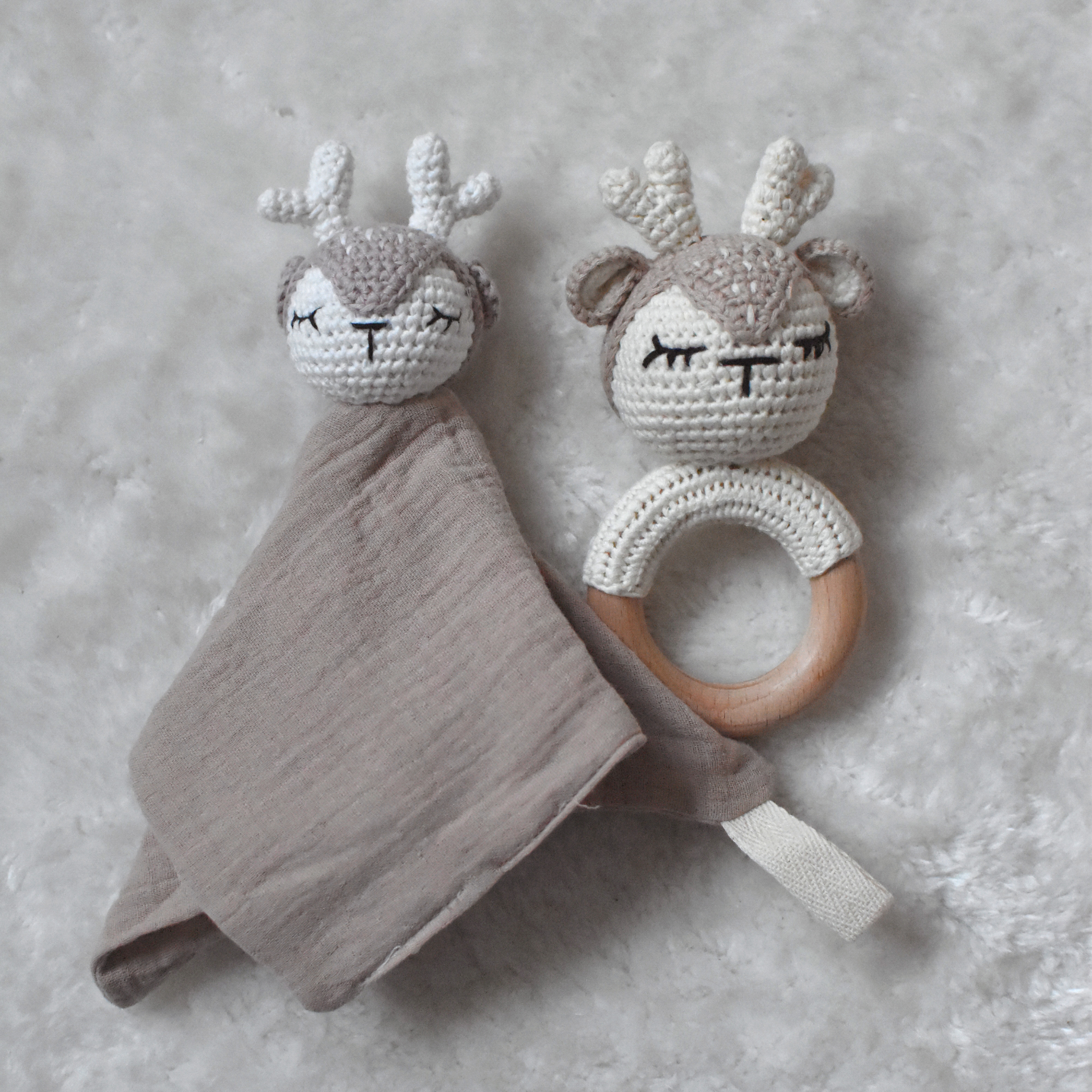 Lot Complice – Doudou & Hochet assortis en coton & croche