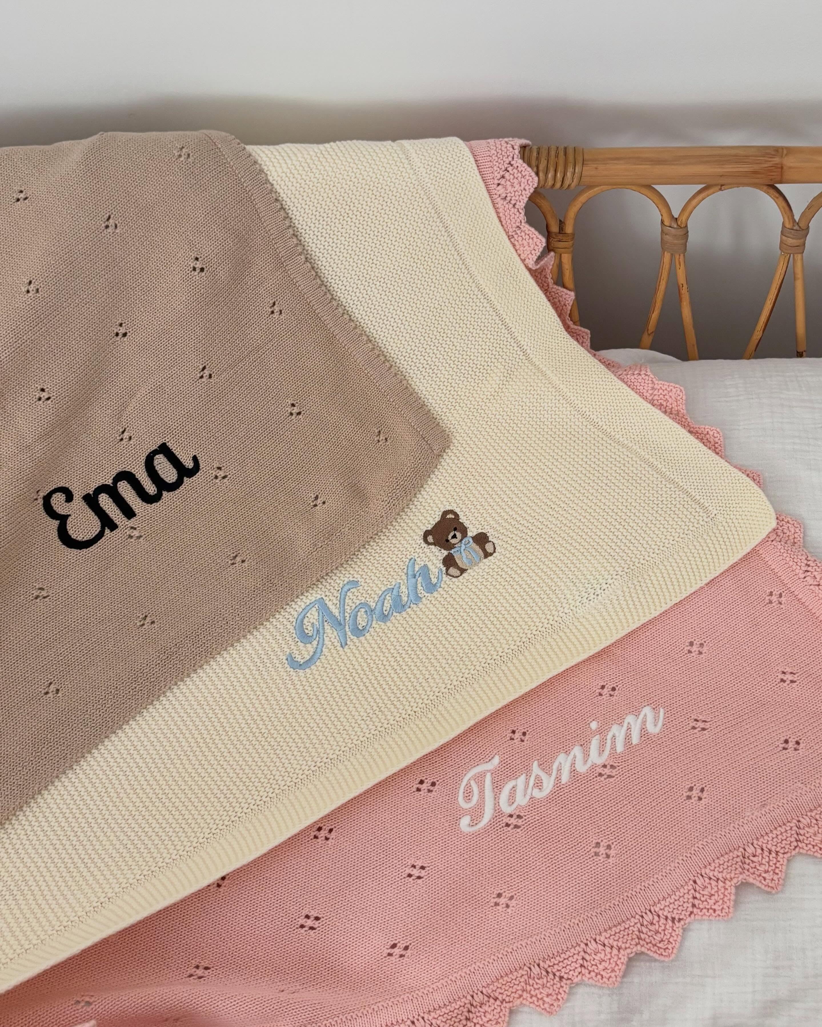 3 couvertures chacunes brodé : marron ema creme noah avec motif ourson rose tasnim