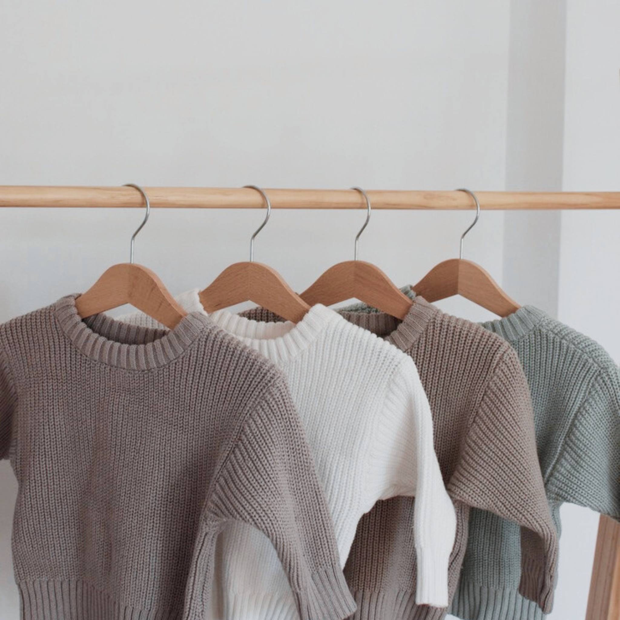 Pull bébé personnalisé – Douce maille, souvenir brodé