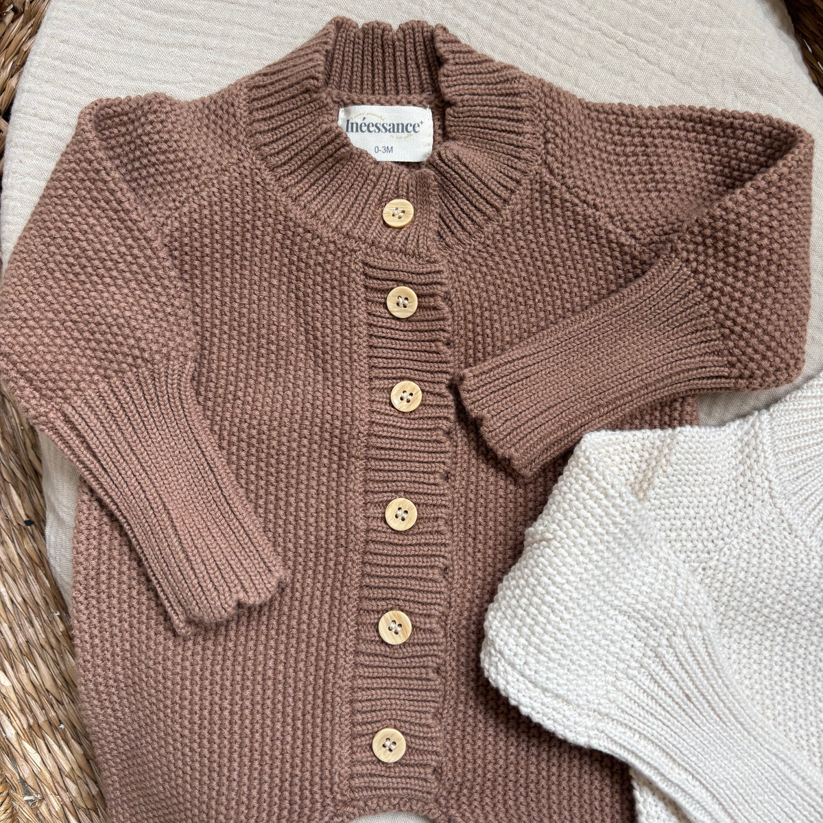 Combinaison de naissance en tricot 0-3 mois, prénom brodé en atelier