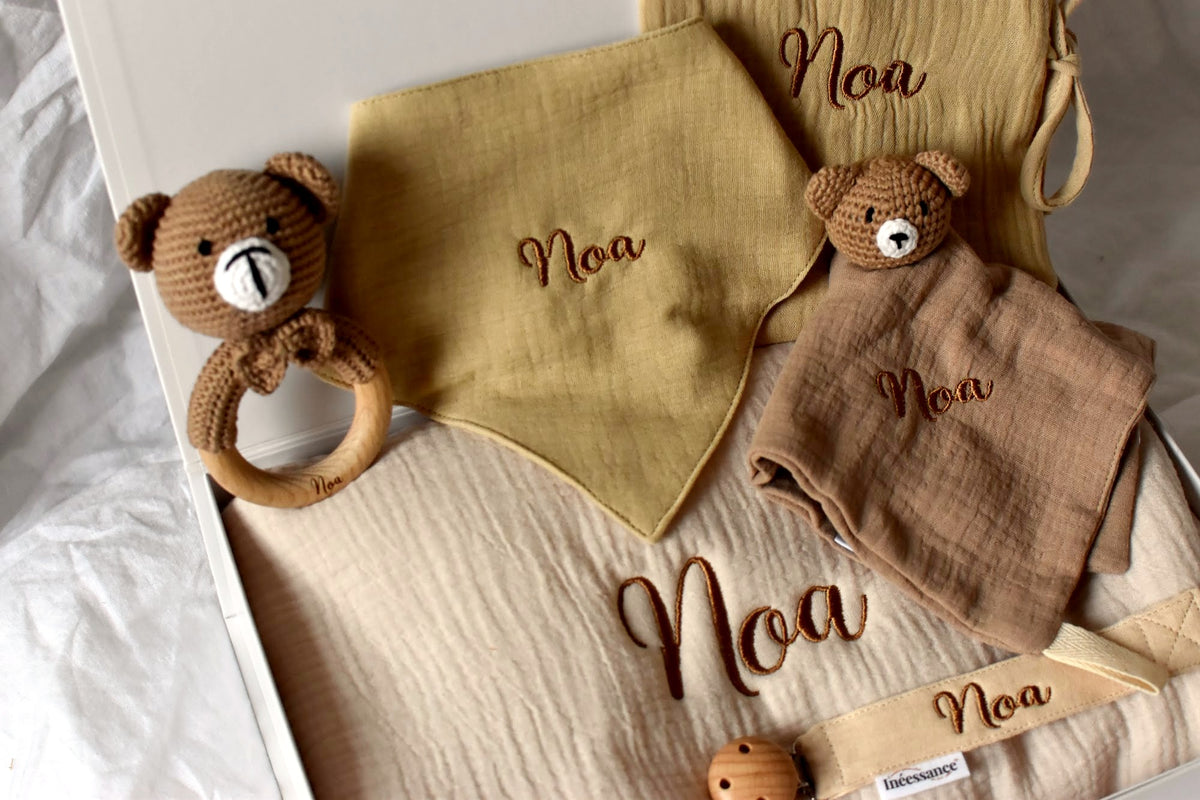 Coffret naissance Mix and Match brodé au prénom Noa : bandana, lange, doudou et hochet ourson