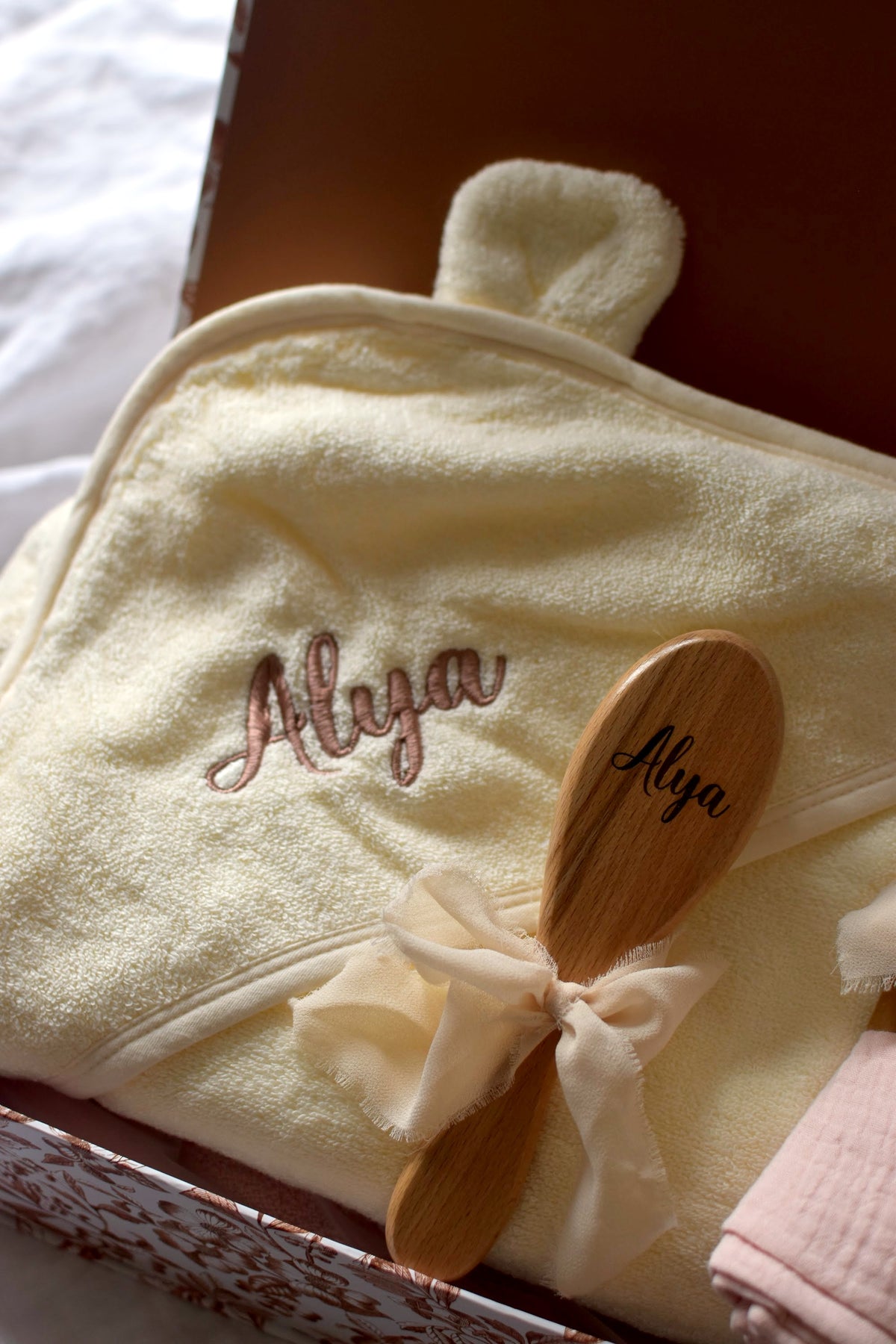 Cape de bain brodée et brosse en bois gravée au prénom Alya