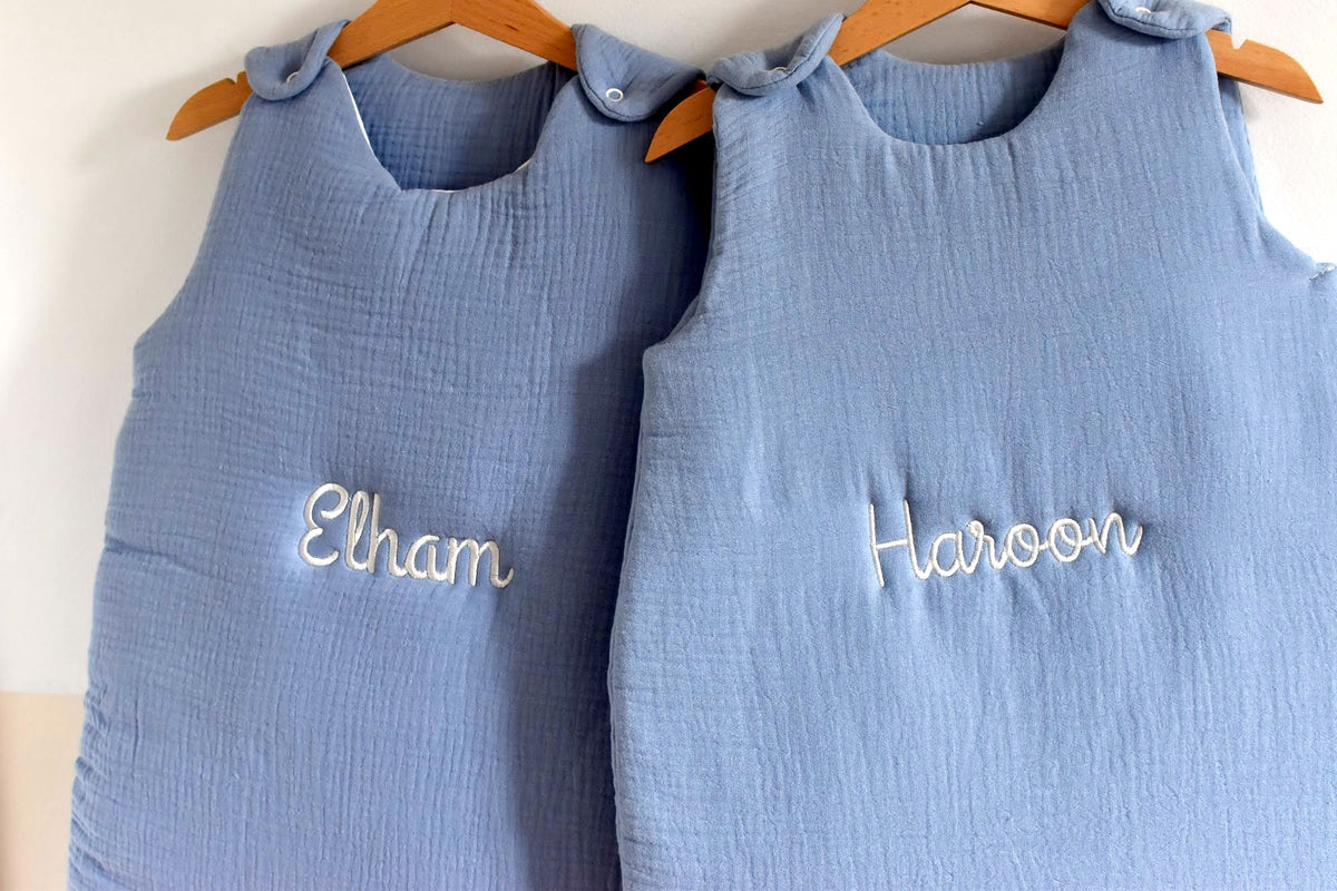 Gigoteuses bleues brodées aux prénoms Elham et Haroon