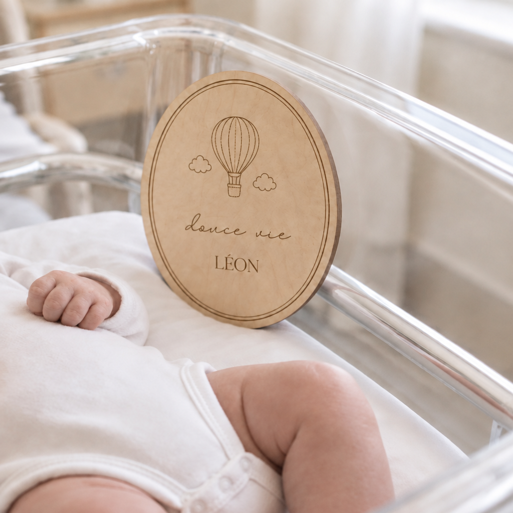 Plaque de naissance ovale gravée montgolfière, douce vie, LÉON, dans un berceau de maternité
