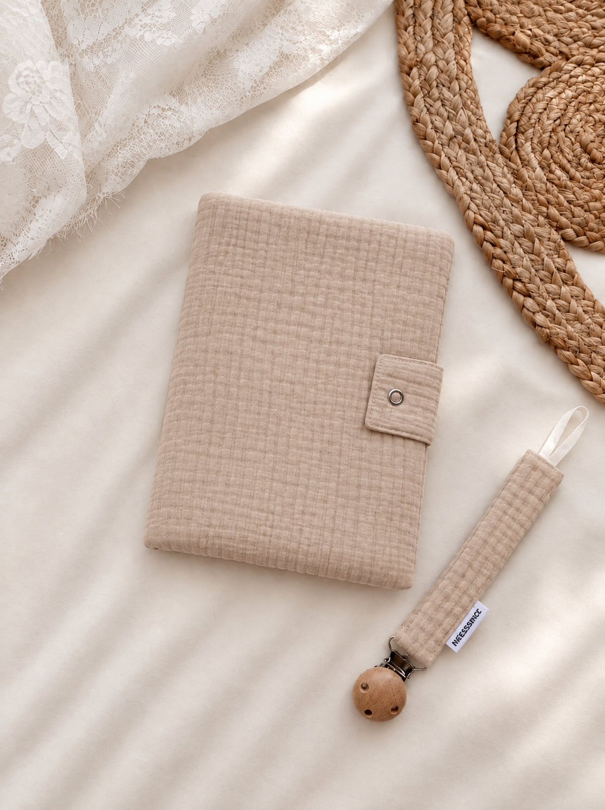 Protège carnet de santé beige en gaze de coton et attache tétine assortie